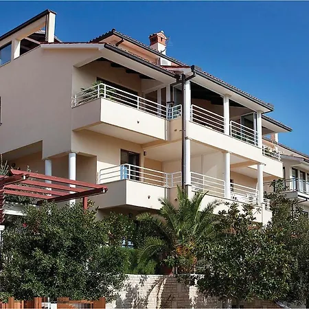 2 Bedroom Gorgeous In Apartment *